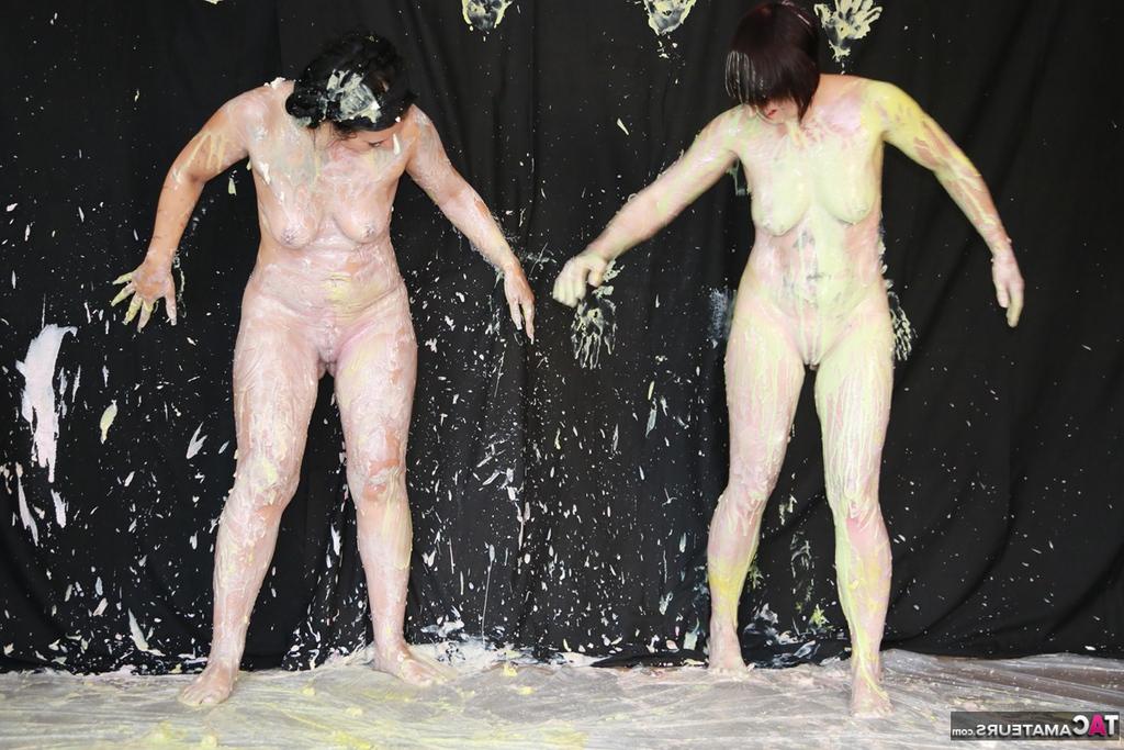 20P A amadora nua Zander Lee e sua amiga lésbica se cobrem com pintura corporal