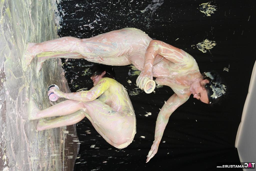 20P A amadora nua Zander Lee e sua amiga lésbica se cobrem com pintura corporal