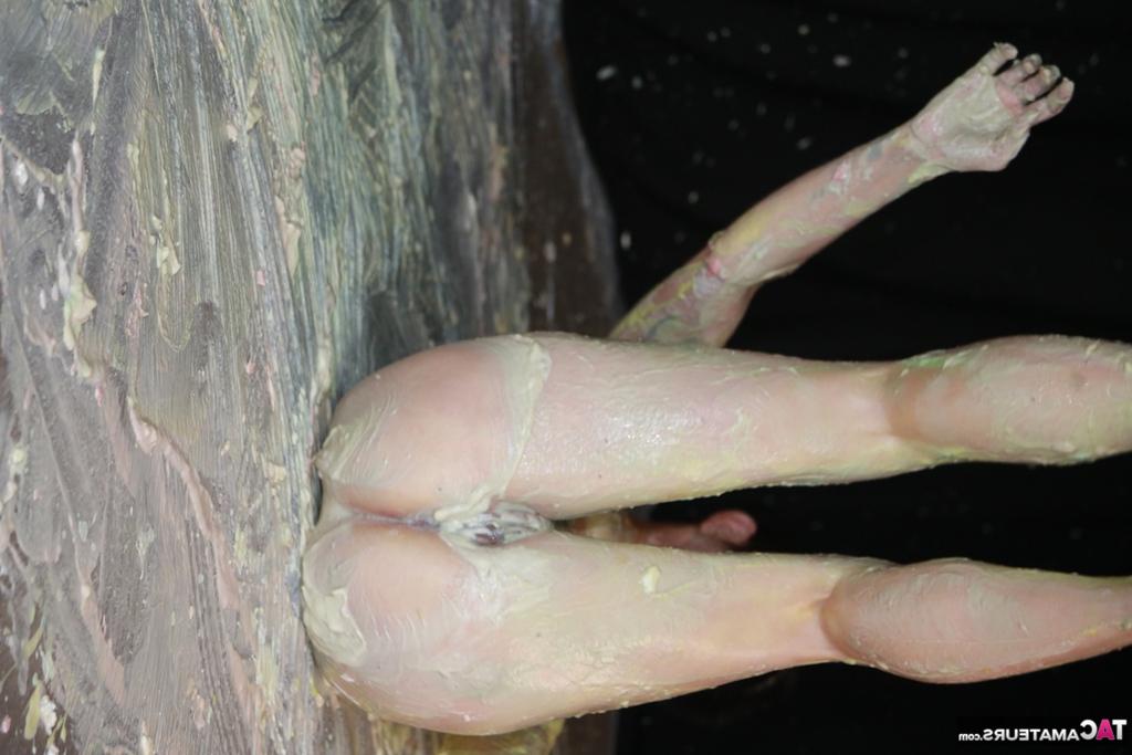 20P A amadora nua Zander Lee e sua amiga lésbica se cobrem com pintura corporal