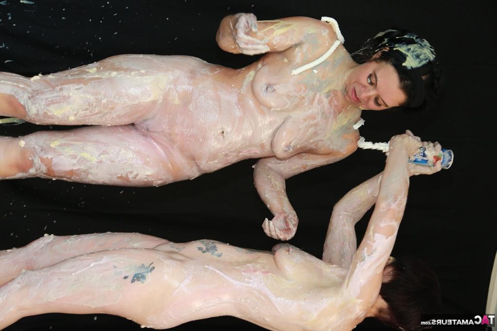 20P A amadora nua Zander Lee e sua amiga lésbica se cobrem com pintura corporal