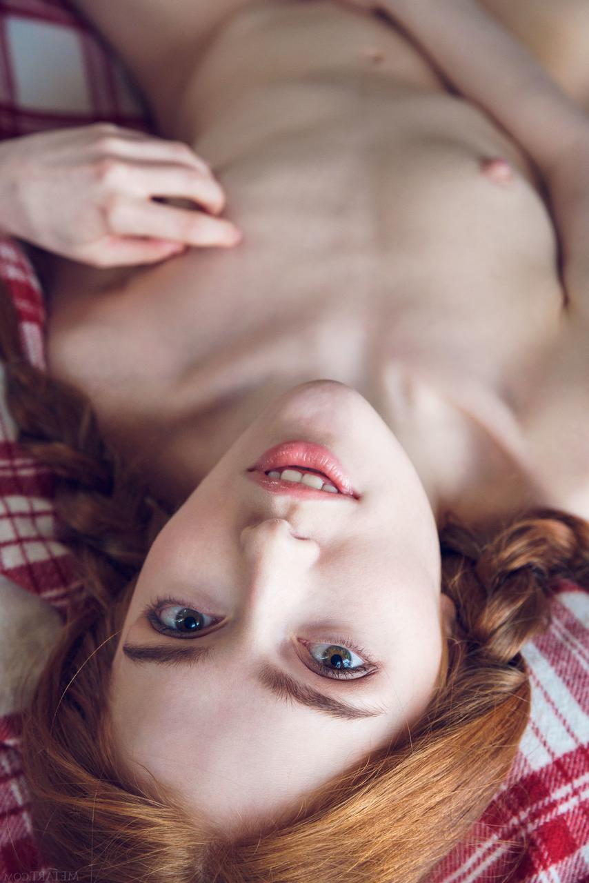 20P A adolescente russa totalmente natural Jia Lissa revela sua bunda grande e coochie aparada