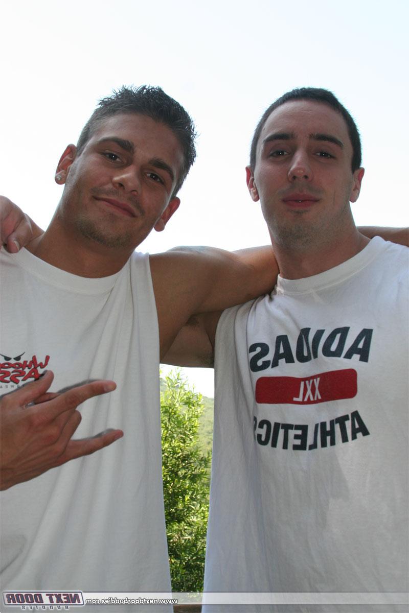 20P Casal gay musculoso Phoenix e Stewart masturbando seus paus grandes