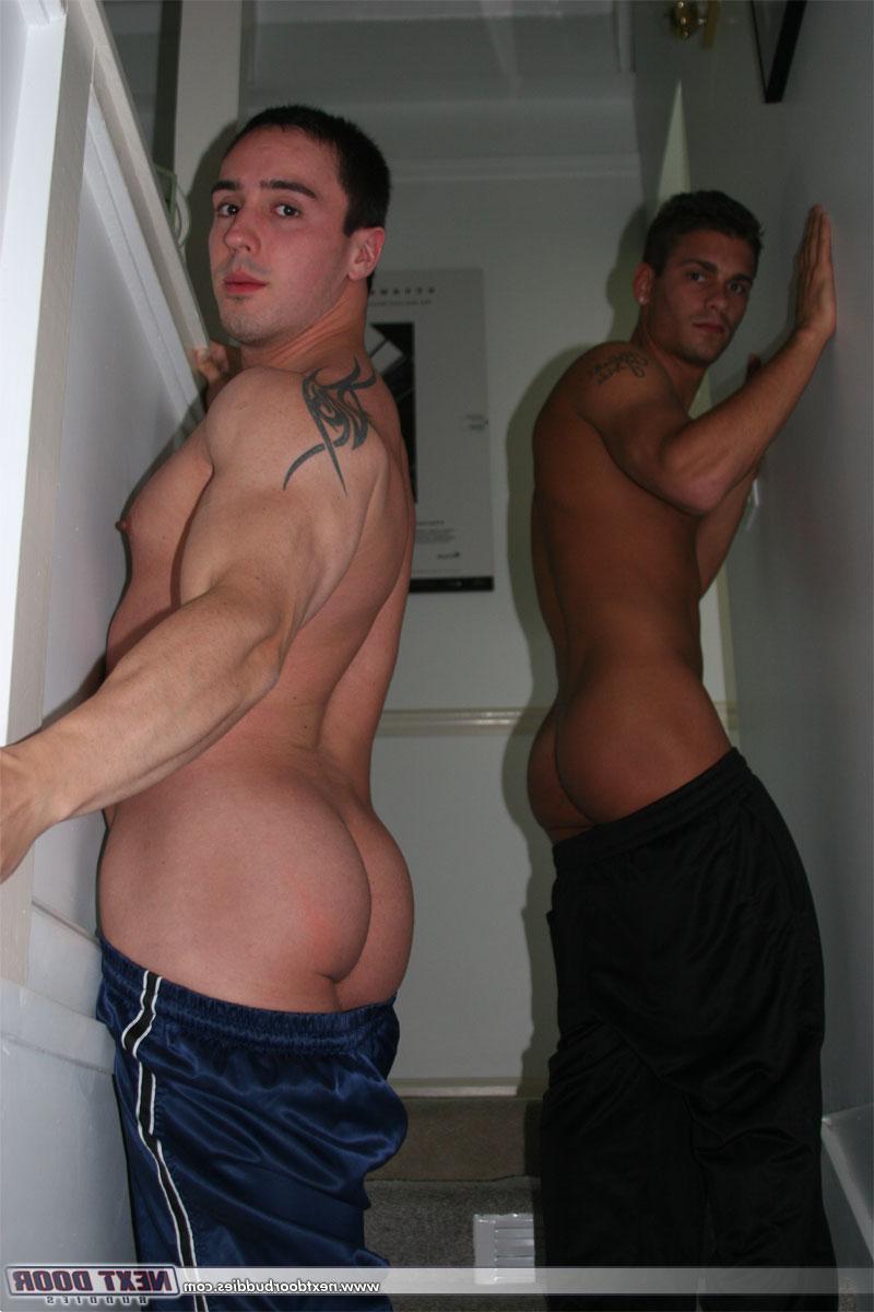20P Casal gay musculoso Phoenix e Stewart masturbando seus paus grandes