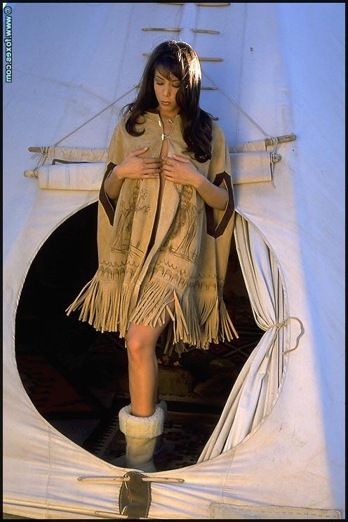 15P A garota sozinha Linda Oneil emerge de uma tipi antes de expor seu grande corpo