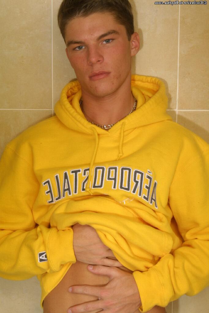 20P Nick, mannequin gay sexy, se déshabille dans la salle de bain et caresse sa bite coupée