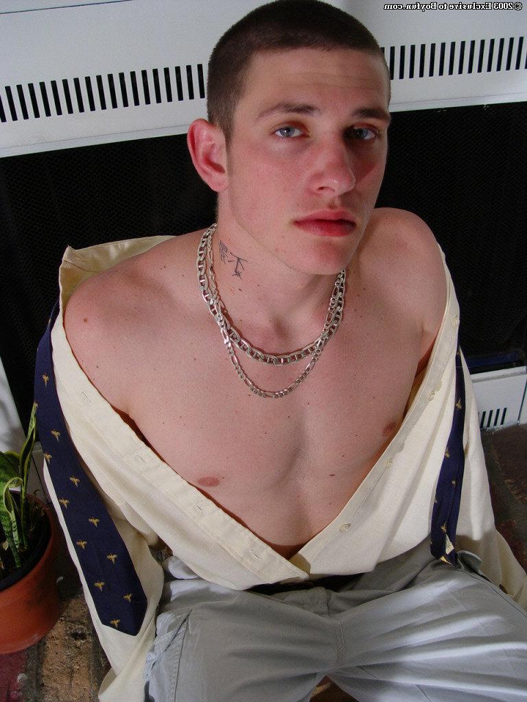 20P Dj, un mec musclé, montre son gros cul et mange son sperme après s'être masturbé