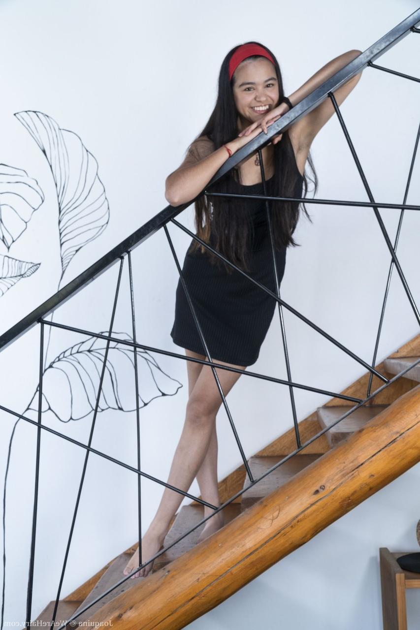20P La sonriente amateur joaquina jugando con su vagina peluda en las escaleras
