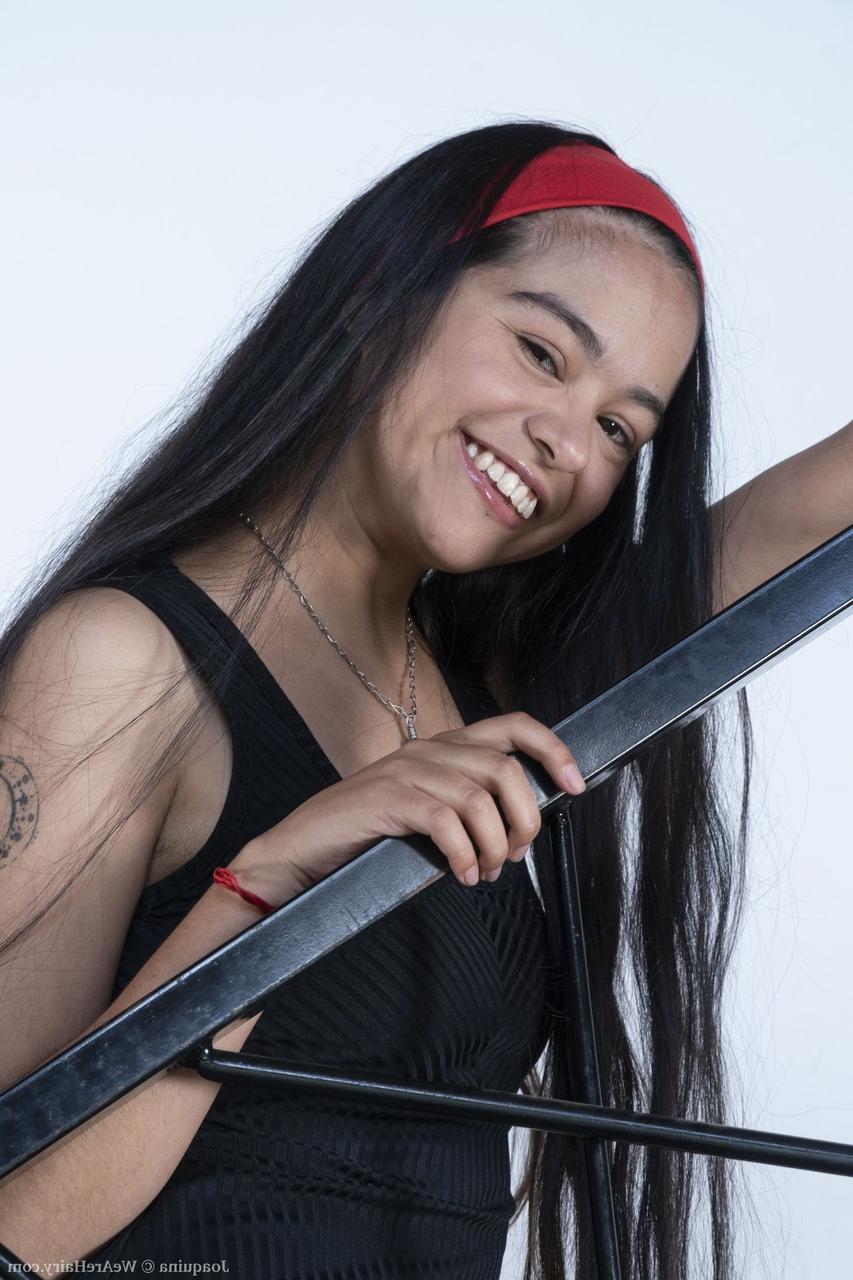 20P La sonriente amateur joaquina jugando con su vagina peluda en las escaleras
