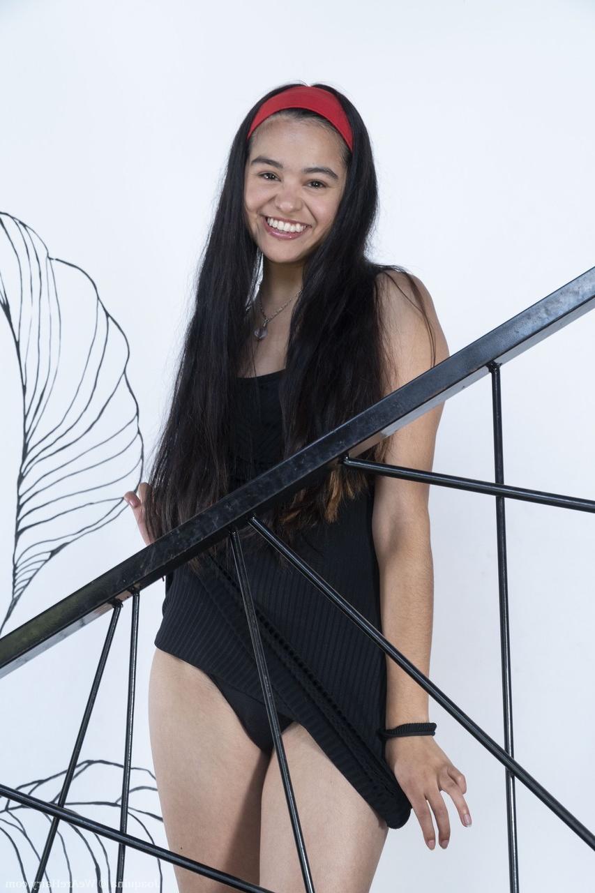20P La sonriente amateur joaquina jugando con su vagina peluda en las escaleras