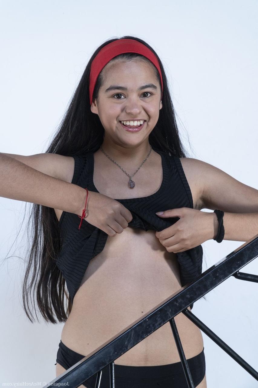 20P La sonriente amateur joaquina jugando con su vagina peluda en las escaleras