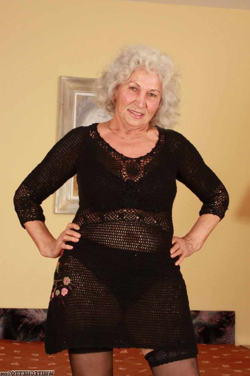 15P La abuela Dillon hace una pose sexy con lencería de encaje negro