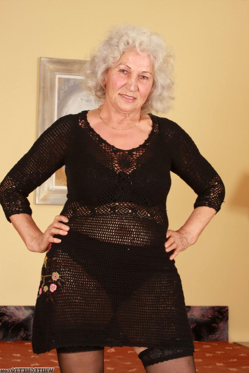 15P La abuela Dillon hace una pose sexy con lencería de encaje negro