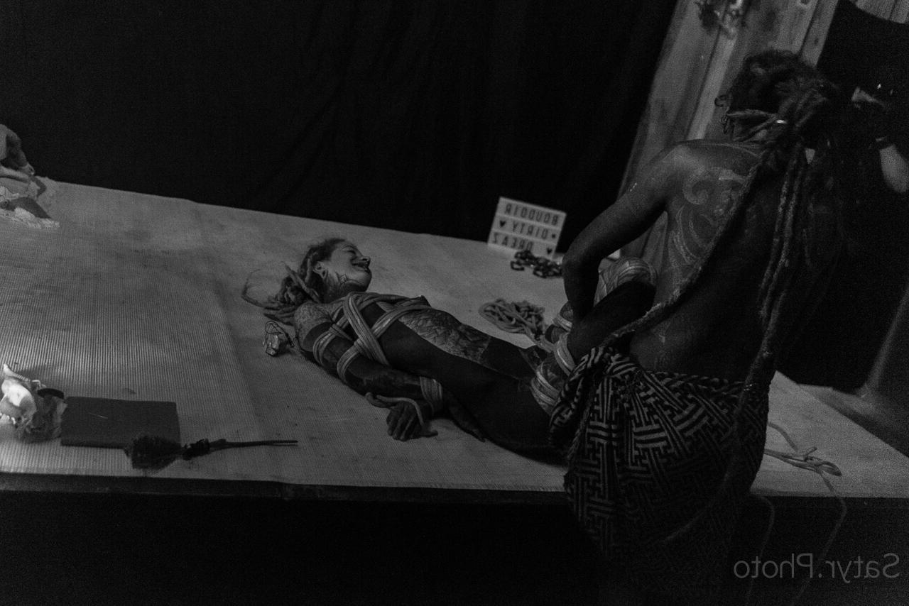 16P Mulher fortemente tatuada é amarrada com corda e suspensa no teto