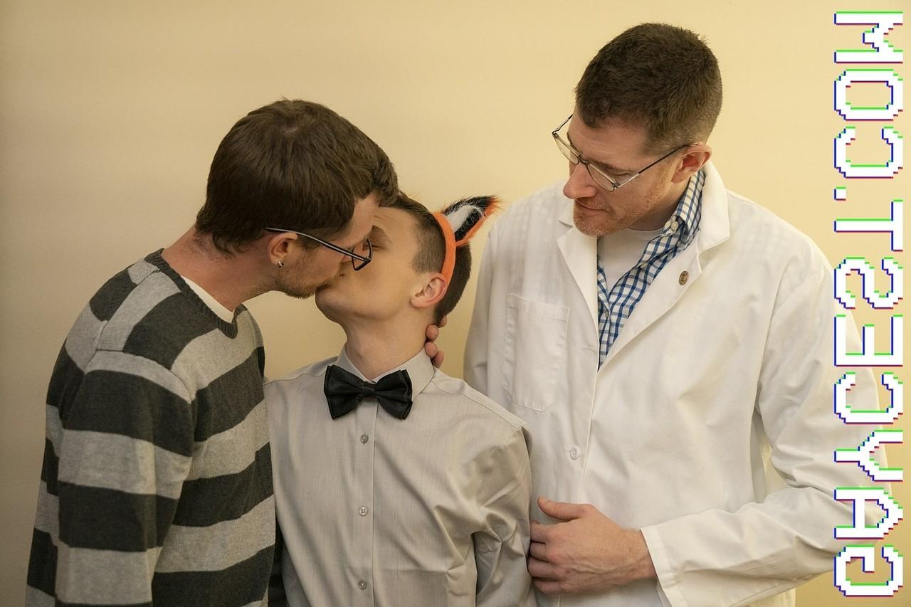 20P El jovencito flaco Austin recibe su raro y estrecho agujero embestido por un médico y su amante