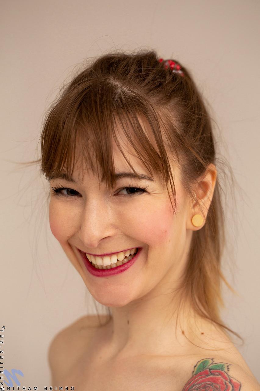 20P チンポに飢えた美女デニス・マーティンがスリムな体型を見せて穴を誇示する