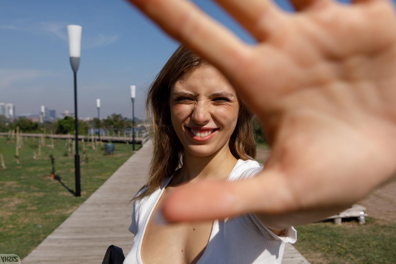 13P A linda fiandeira Melina Amaru revela seus seios e posa de saia ao ar livre