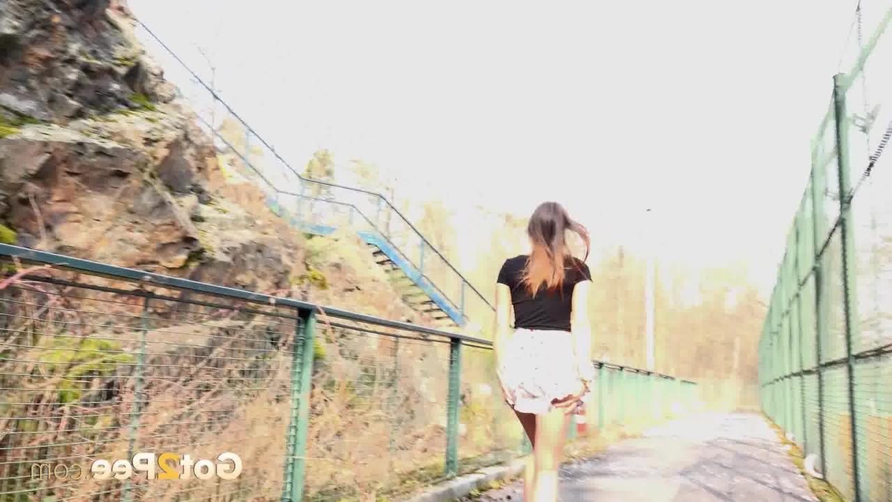 15P Chica nerd se pone en cuclillas al aire libre para orinar muy necesario