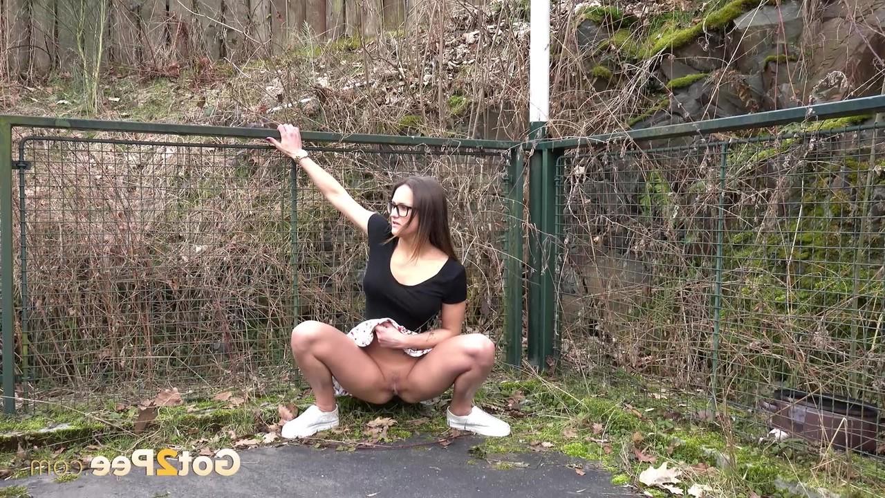 15P Chica nerd se pone en cuclillas al aire libre para orinar muy necesario