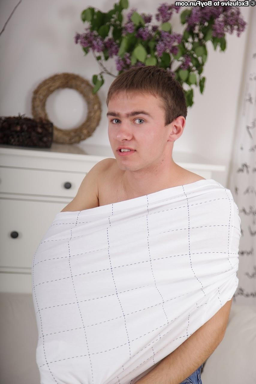 20P El adorable joven gay Parker abre su culo y acaricia su polla hasta correrse
