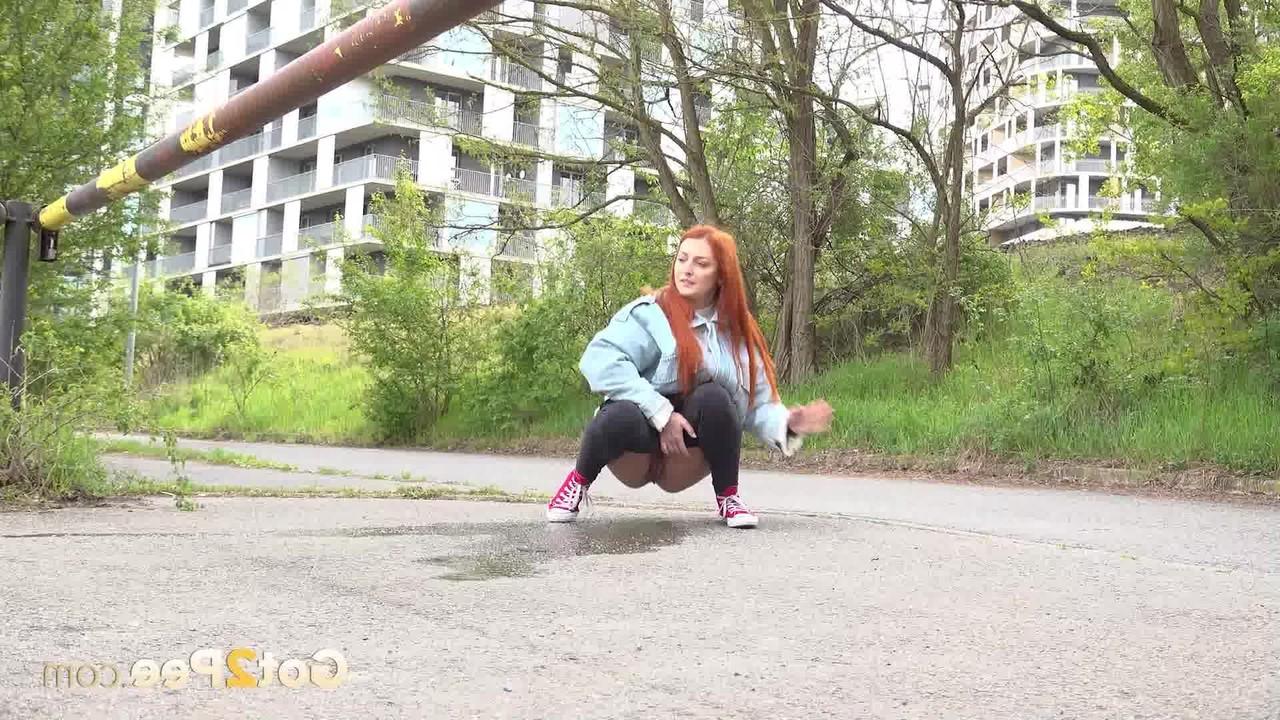 15P Natural redhead Katy Rose takes a badly needed piss on a paved road