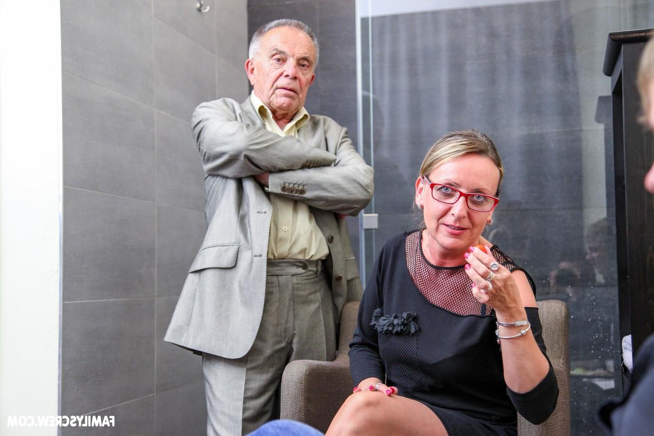 20P Mulheres maduras Linda e Belinda Bee transam com o homem uma da outra em um quarteto excêntrico