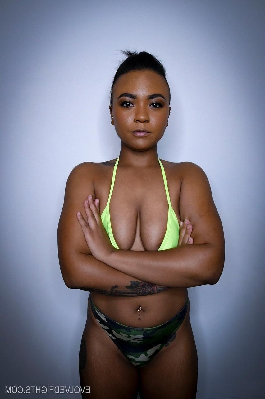 20P La luchadora de ébano Avery Jane recibe una polla dura en su coño perforado por su entrenador