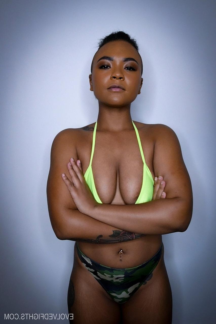 20P La luchadora de ébano Avery Jane recibe una polla dura en su coño perforado por su entrenador