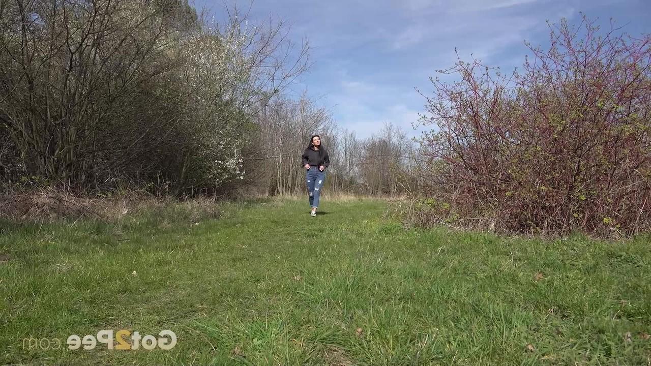 15P La brune Shalina Shine enlève son jean pour pisser en plein air.