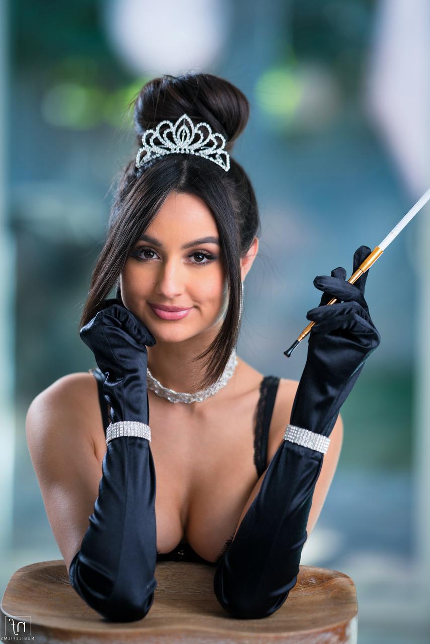 20P La latina glamour Eliza Ibarra se fait désosser et jizzed par son beau petit ami.