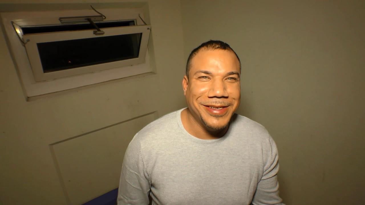 17P Salope hardcore tatouée baise dans un motel bon marché en donnant une gorge profonde pour des dollars