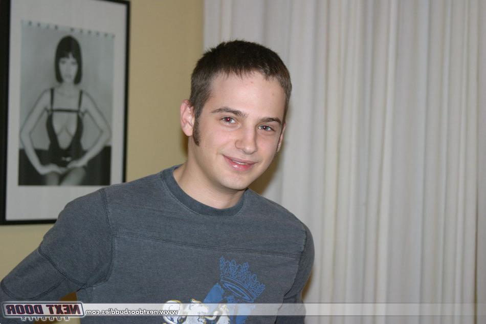 20P Der gut bestückte College-Junge Matt Ryder bekommt von seinem perversen Stiefvater einen Deepthroat-BJ