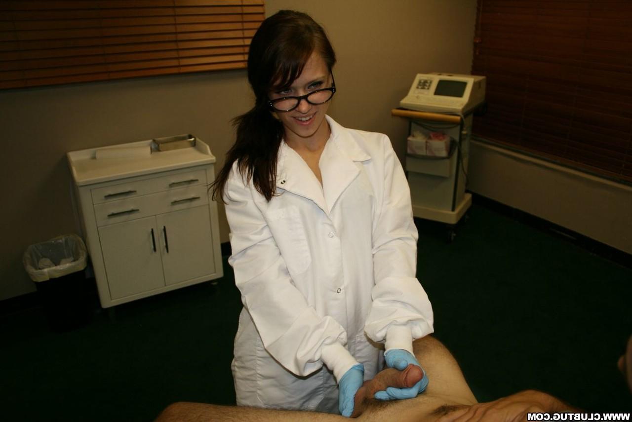 20P Die sexy Krankenschwester Jenna verführt ihren Patienten und gibt ihm einen schönen Handjob