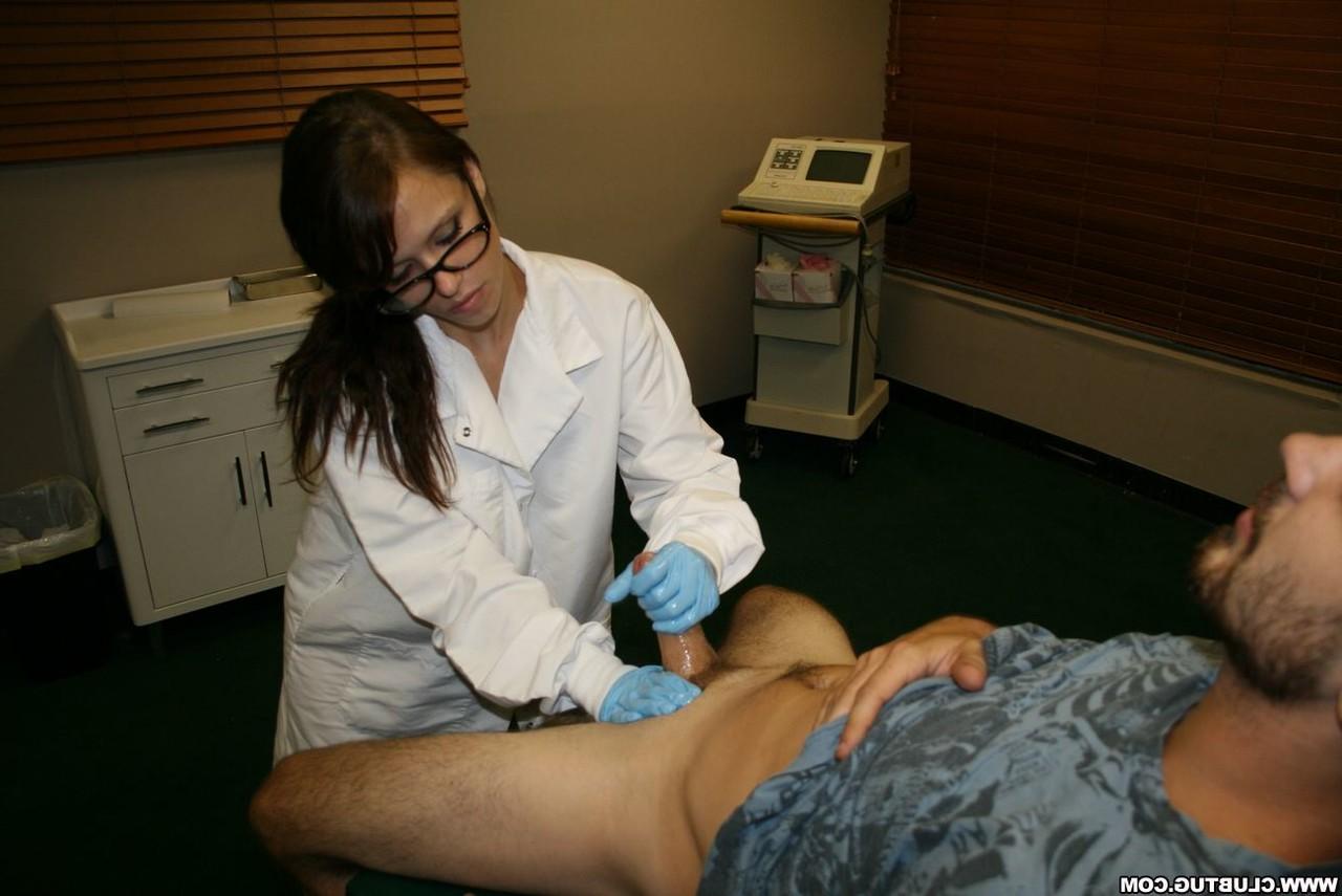 20P Die sexy Krankenschwester Jenna verführt ihren Patienten und gibt ihm einen schönen Handjob