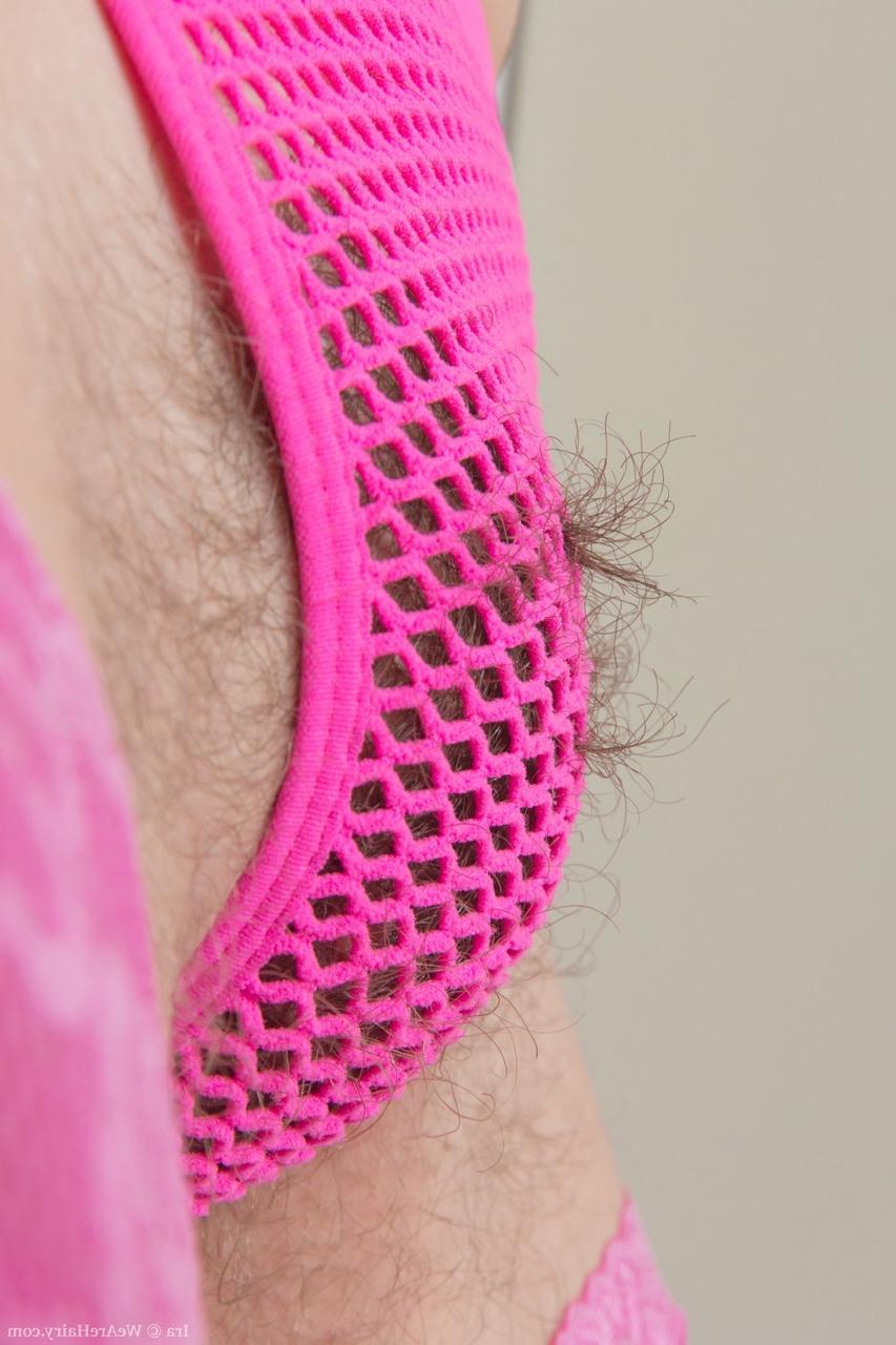 20P Die brünette Amateurin Ira zeigt ihre haarige Vagina und dehnt sie auf einem Bett weit aus