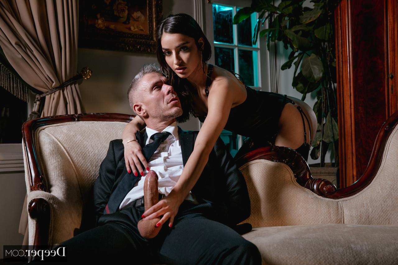 20P La jeune coquine en lingerie noire Emily Willis se fait dominer et baiser.