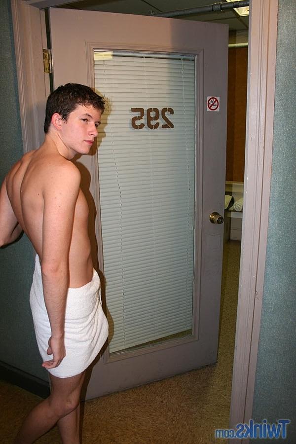 20P Garotos gays pendurados chupam o pau grande um do outro e fazem sexo anal hardcore