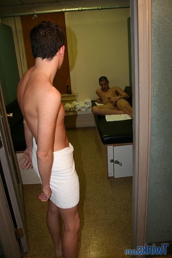 20P Garotos gays pendurados chupam o pau grande um do outro e fazem sexo anal hardcore