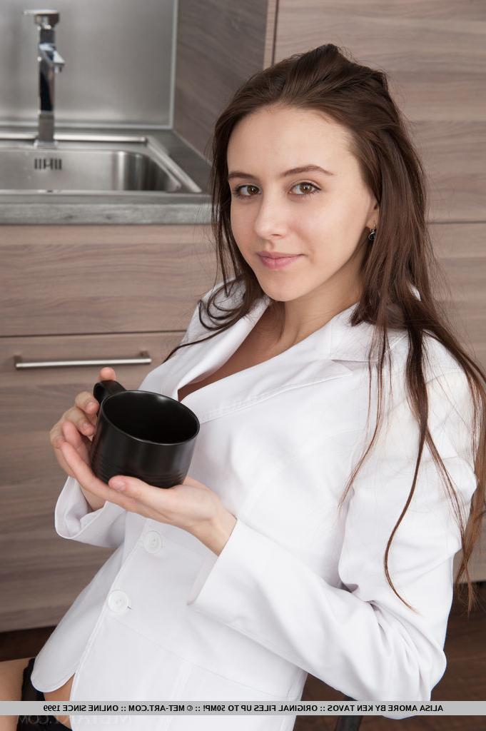 18P A adolescente gostosa Alisa Amore mostra seus peitos lindos enquanto fica totalmente nua na cozinha