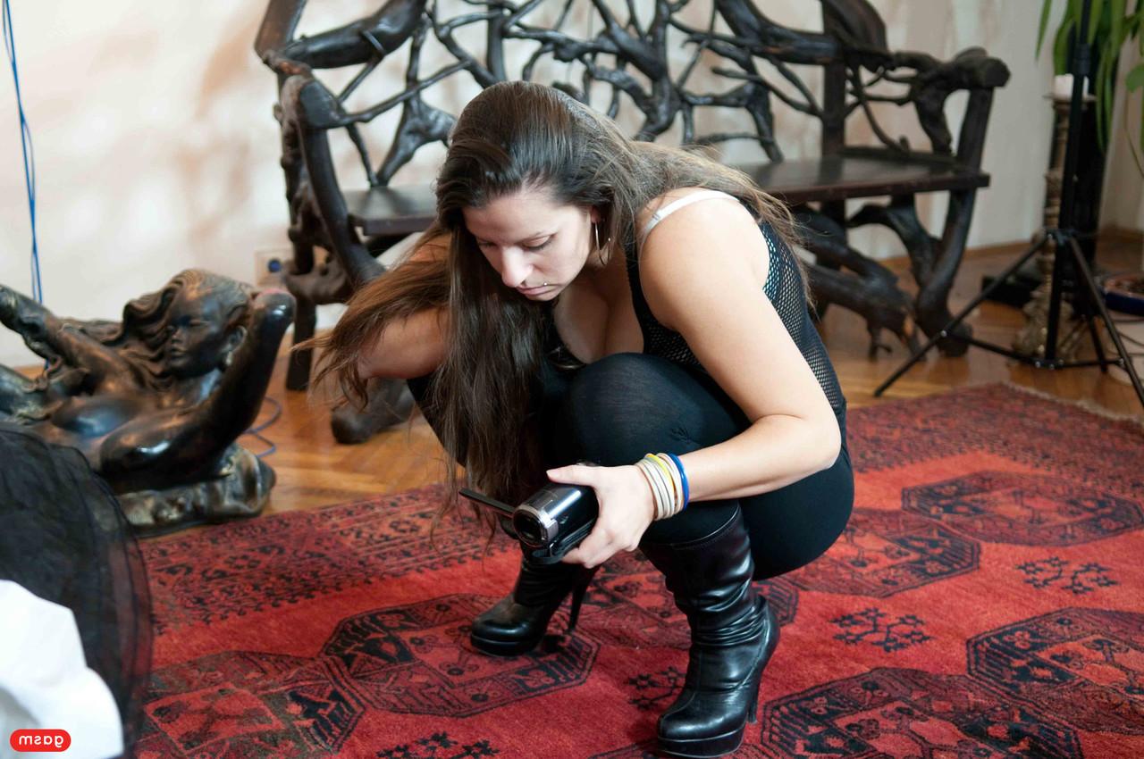 15P Femdom Larissa Gold disciplina Cora Kitty e seu homem em ação BDSM amadora