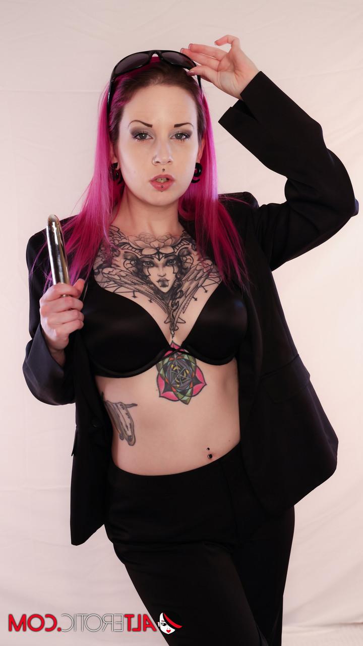 16P Entusiastas de tatuagem usam brinquedos sexuais durante um trio lésbico