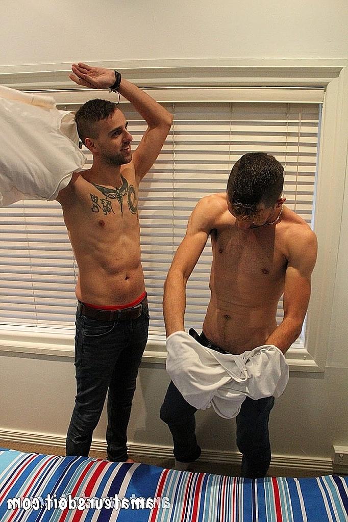 20P Os gays Charlie e Leo Rocca se beijam e fazem um boquete gostoso