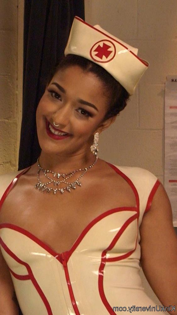 15P La pervertida enfermera Daisy Ducati se masturba la polla de un paciente después de insertarle un espéculo
