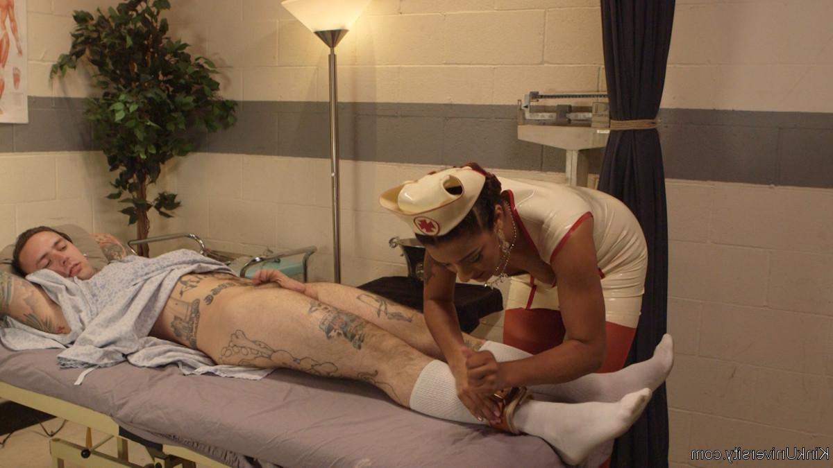 15P La pervertida enfermera Daisy Ducati se masturba la polla de un paciente después de insertarle un espéculo