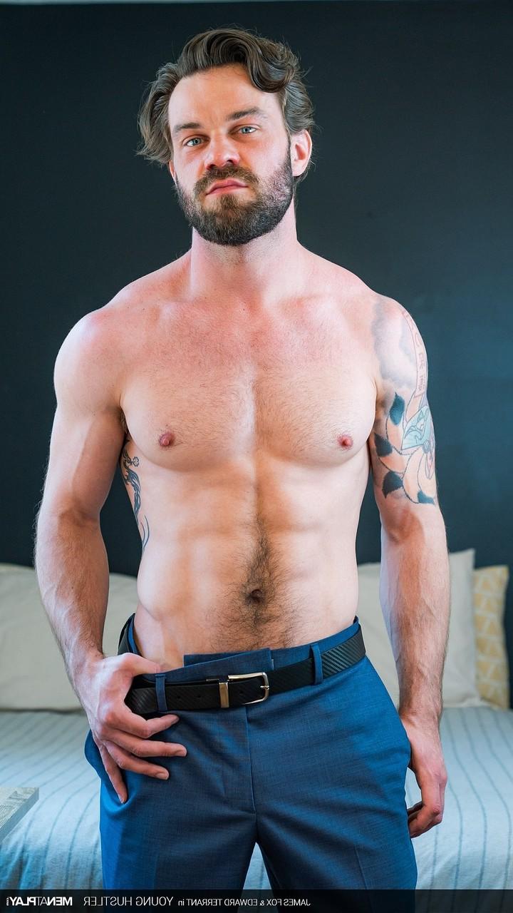 20P Twink Edward Terrant leva uma gozada nas bolas depois de sexo anal hardcore