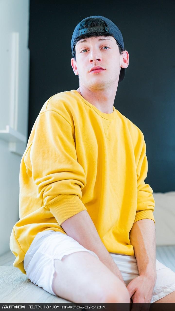 20P Twink Edward Terrant leva uma gozada nas bolas depois de sexo anal hardcore