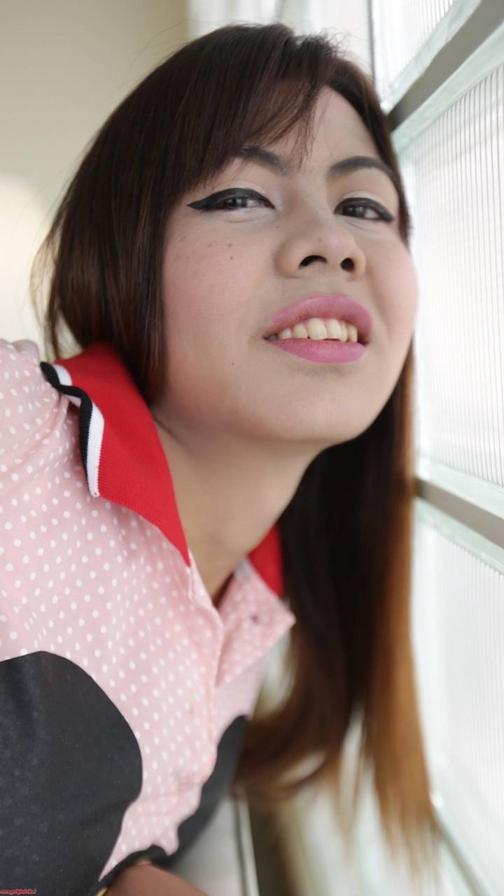 20P Linda travesti asiática mostra suas pernas quentes e seus lábios beijáveis