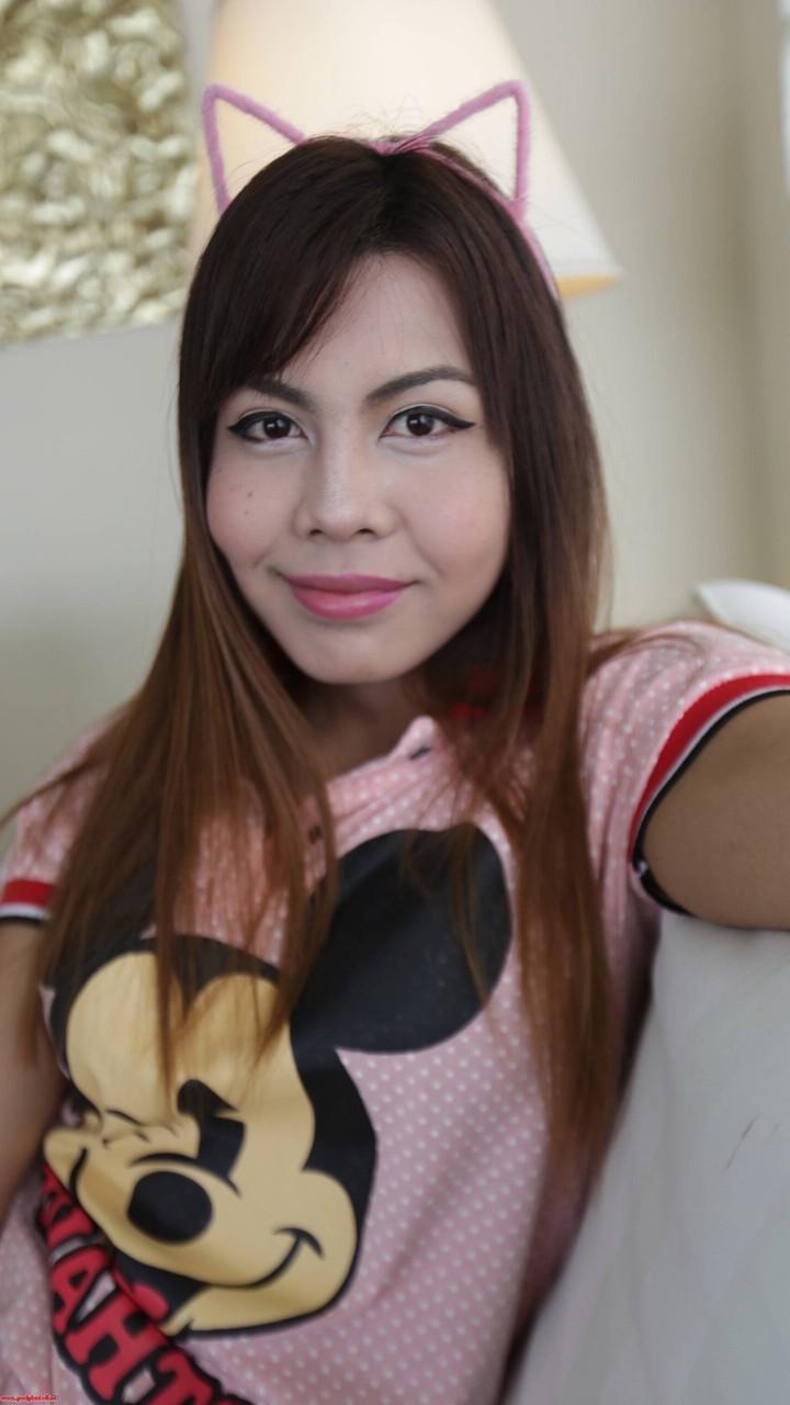 20P Linda travesti asiática mostra suas pernas quentes e seus lábios beijáveis