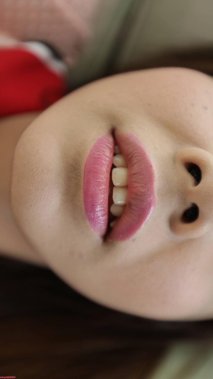 20P Linda travesti asiática mostra suas pernas quentes e seus lábios beijáveis