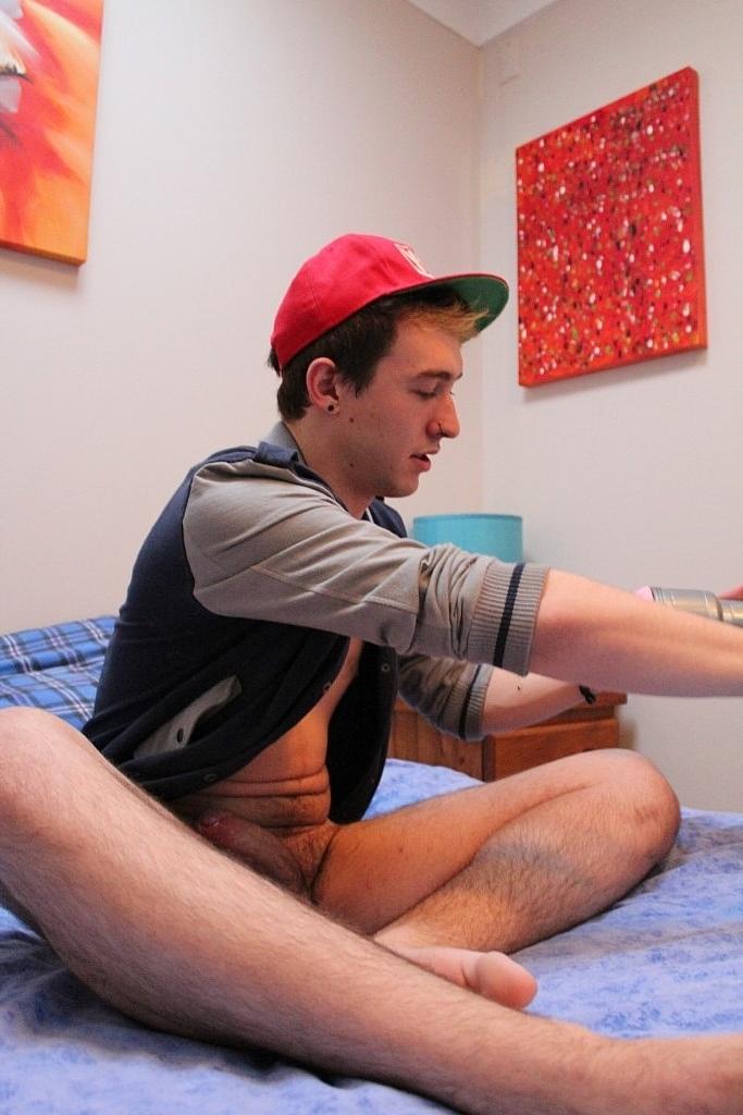 20P Der schwule Amateur Jesse Skater duscht, bevor er beim Analspiel eine falsche Muschi fickt
