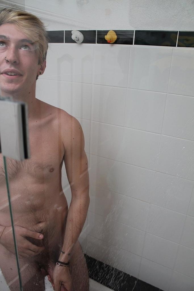 20P Der schwule Amateur Jesse Skater duscht, bevor er beim Analspiel eine falsche Muschi fickt